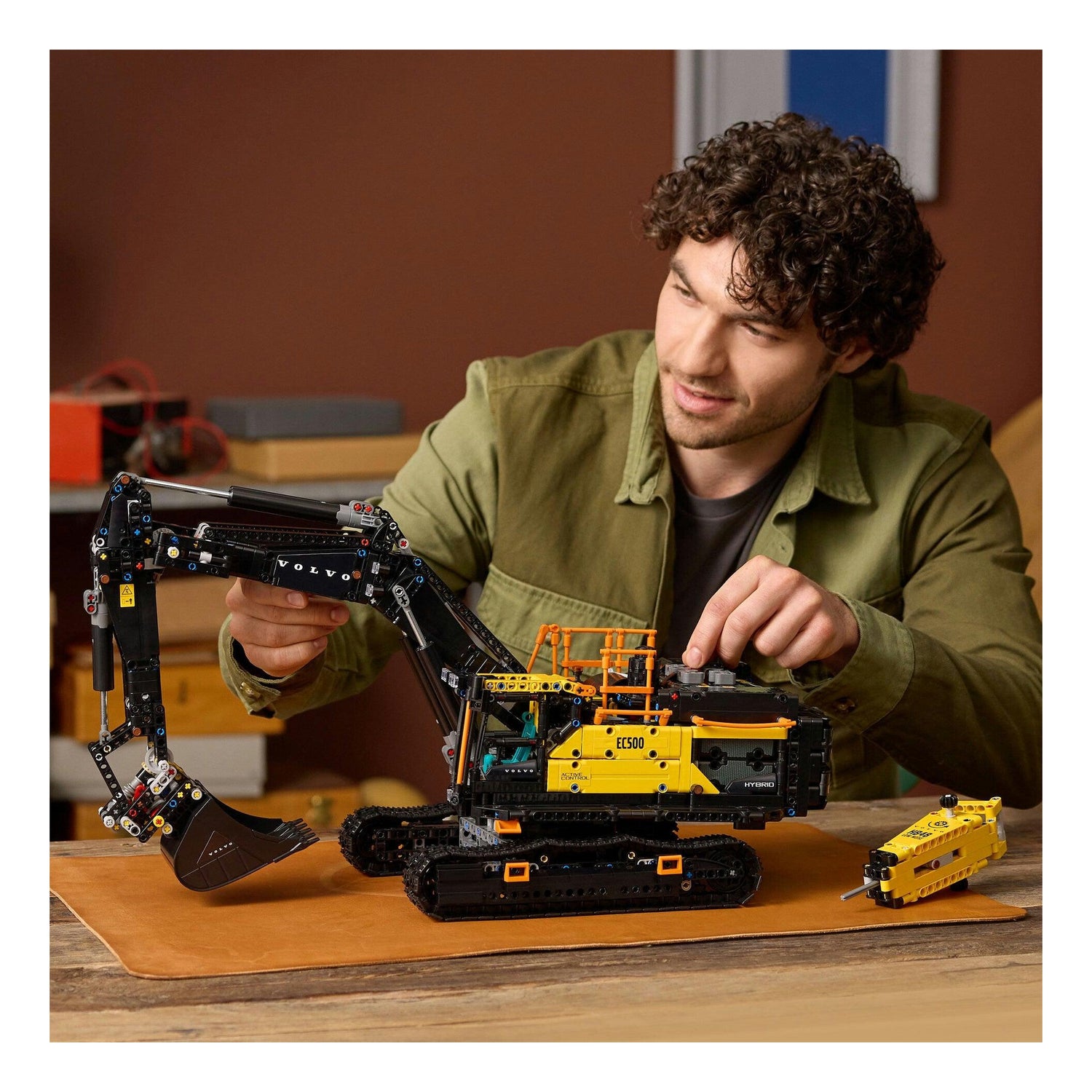 LEGO Technic - Escavadora Volvo Ec500 Hybrid - 42215